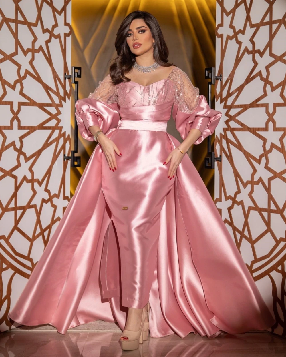 Robe de Rhen satin froncé et plumes, tenue de soirée de standing, ligne A, épaules dénudées, sur mesure, longueur, Arabie Saoudite