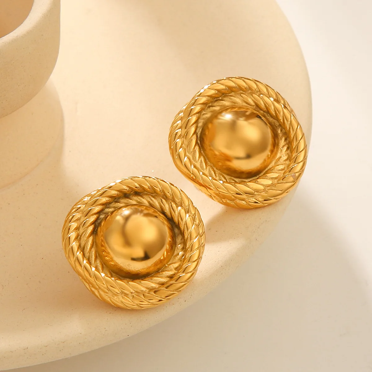 New Western Style 18K Gold Plated Stainless Steel Round Threaded Earrings for Women, Light Luxury Versatile High-end Studs