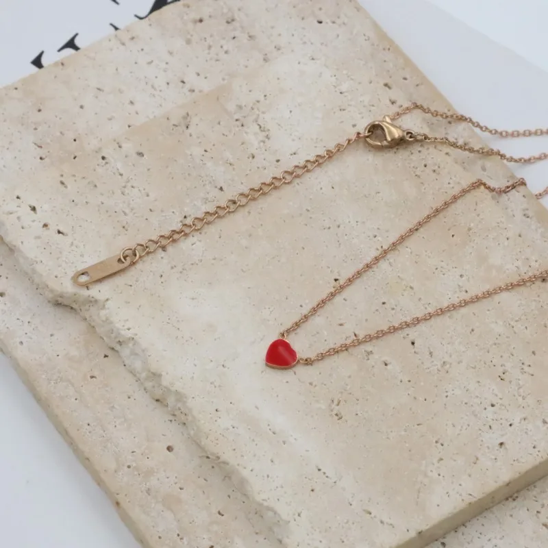 

Не выцветающее ожерелье из титановой стали с маленьким красным сердцем, цепочка на ключицы в стиле розового золота, женское, в стиле Ins, нишевый дизайн