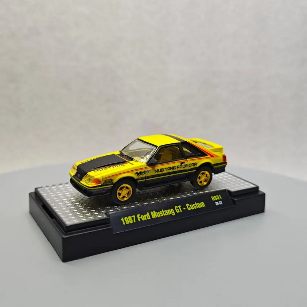 M2 Machines 1/64 1987 Ford Mustang GT-Custom Gold hub  Die-cast alloy car model collection display child gift