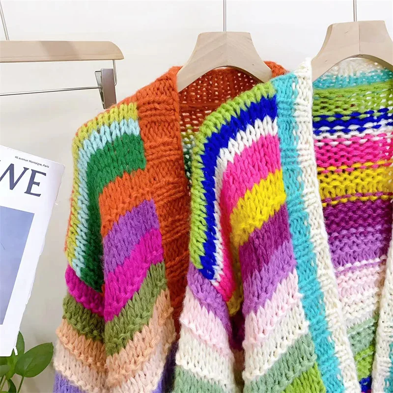 Cardigan di media lunghezza con ago spesso lavorato a mano colorato, capispalla stile giovanile dalla vestibilità ampia, nuova collezione autunno inverno