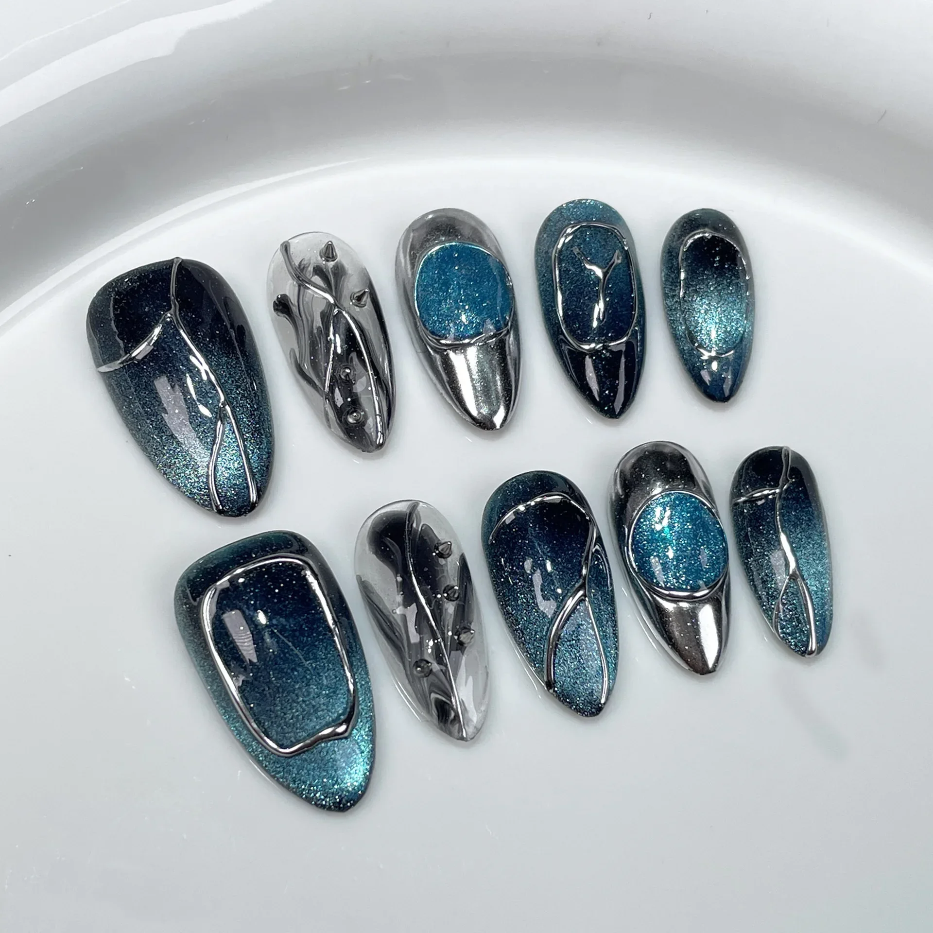 10 Stück Hot Cool Press On Nails Dunkelschwarz 3D Schmetterling Metalldesign Künstliche Nägel Mandel Falscher Nagel Volle Abdeckung Tragbare Maniküre-Tipps