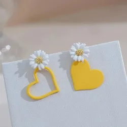 Cute Romantic Love Heart Drop Dangle Earrings for Women Charm Yellow Daisy Flowers Stud Earrings Party Korean Fashion Jewelry