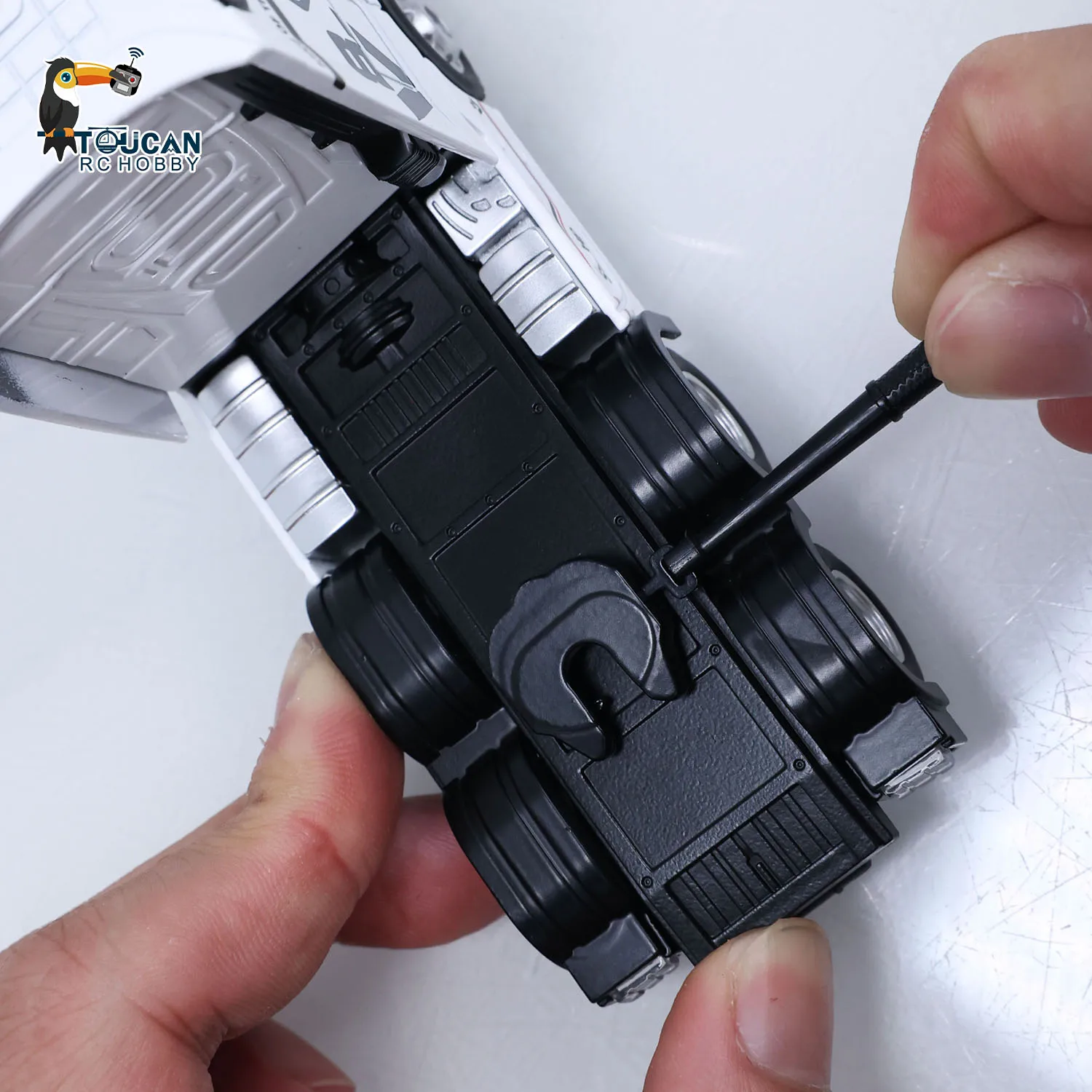 Auf Lager 9900 RTR HUINA 1/64 Ferngesteuerter Traktor-LKW mit 3-Achs-Sattelauflieger, Lichtern, Soundeffekten und Manuellen Stützbeinen – Detail 28