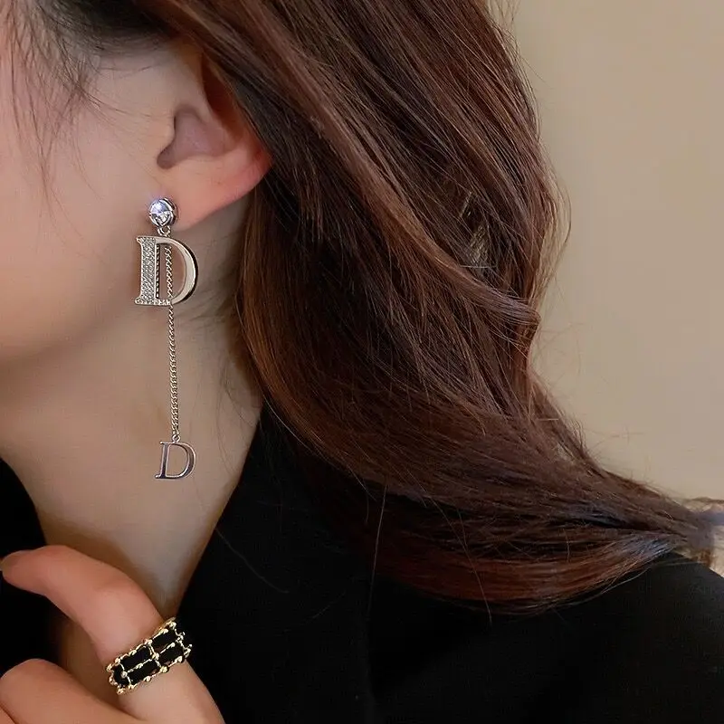 Korean Silver Color Tassel Shiny D Letter Drop Earrings For Women Sexy Party Queen Earrings Fashion Trendsetter Lady Earrings