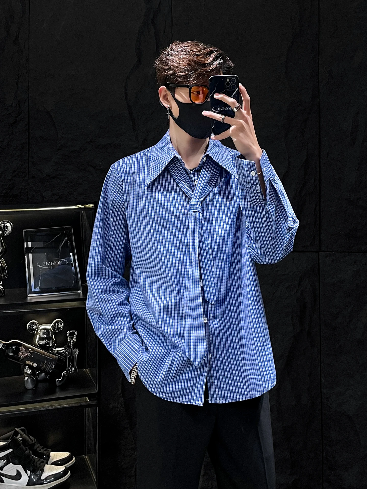 

Роскошная синяя клетчатая мужская рубашка с длинным рукавом HOMME, новый корейский дизайн, модная молодежная рубашка с галстуком, тренд сезона весна-осень, полиэстер.