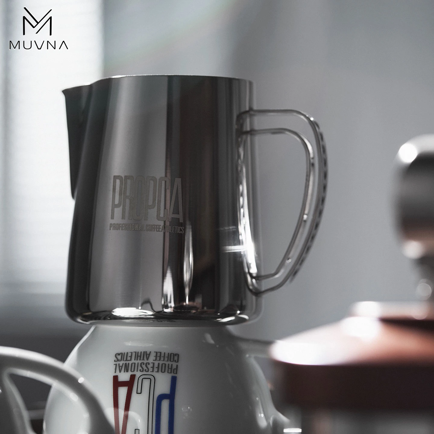 MUVNA DBW Milchaufschäumkrug 600ml Edelstahl Latte Art Krug Barista Doppelgriff Espresso Kaffee Milchkanne