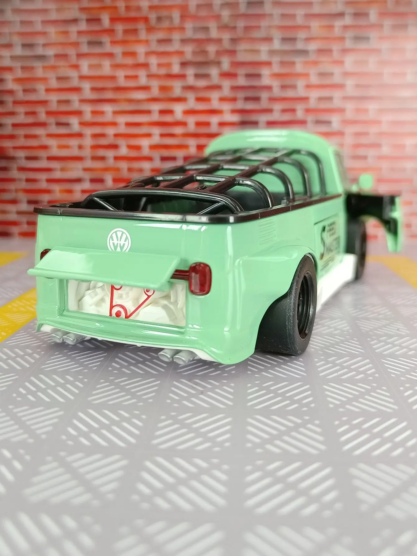 1:32 T1 wide body low slung alloy car model, car ornament, retro van, children's sound and light toy