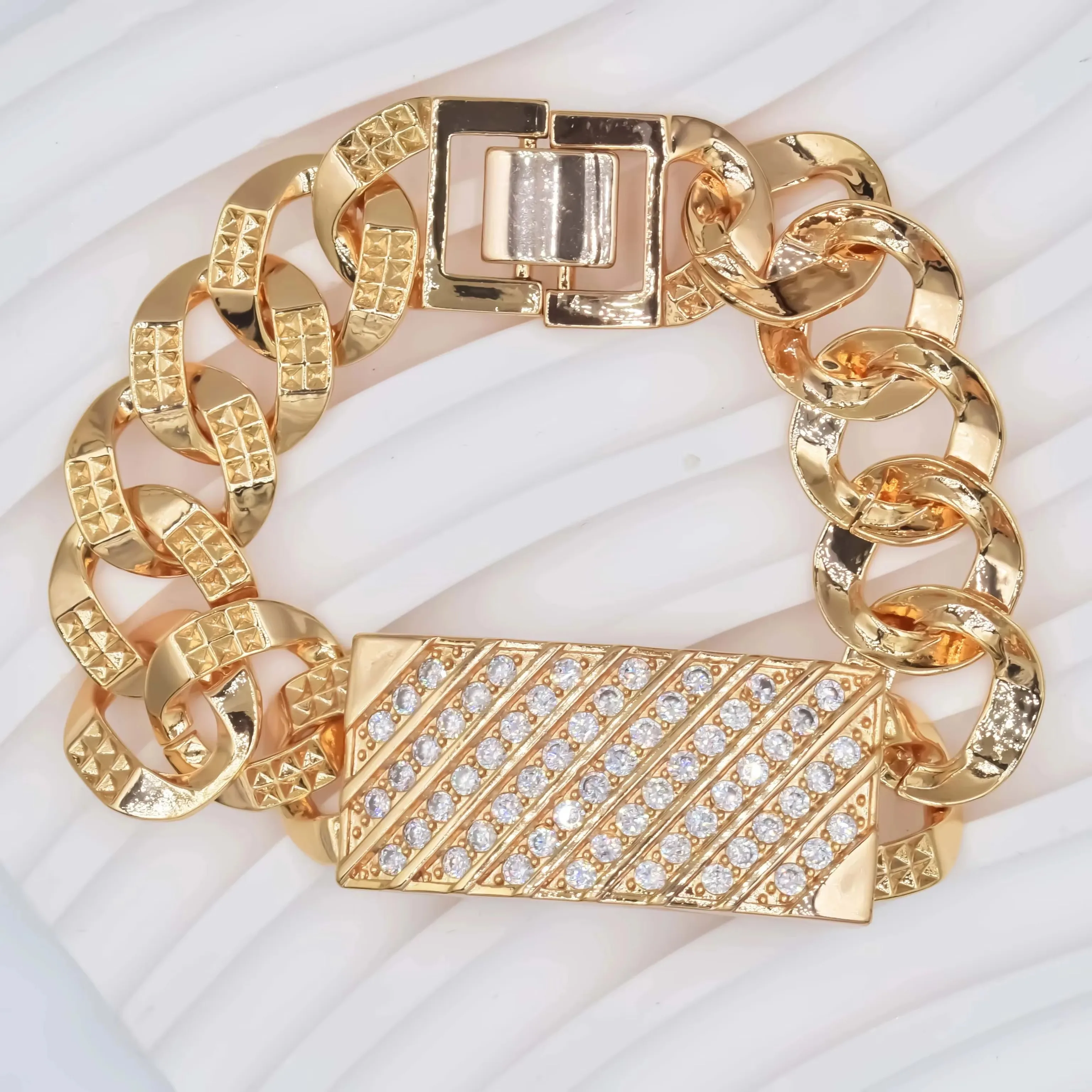 

Women's 18k Gold Plated Copper Cuban Link Zircon Bracelet with Exquisite Design