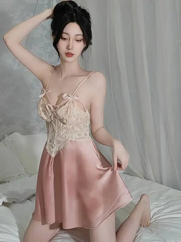 เดรสสายเดี่ยวเซ็กซี่ ผ้าลูกไม้ซีทรู โชว์หลัง คอวีลึก สายเดี่ยว ไม่มีแขน แต่งโบว์ลายดอกไม้ ดีไซน์น่ารัก ดูมีเสน่ห์เย้ายวน รุ่น 7MAE