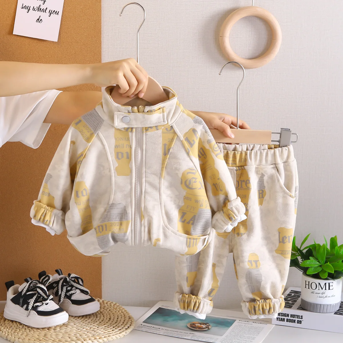 2-teiliger Trainingsanzug für Kleinkinder und Jungen mit Buchstaben-Aufdruck, Stehkragen, Reißverschlussjacke, Jogginghose mit elastischen Bündchen, lässiges Frühlings-Outfit-Set für Kinder – Detail 2