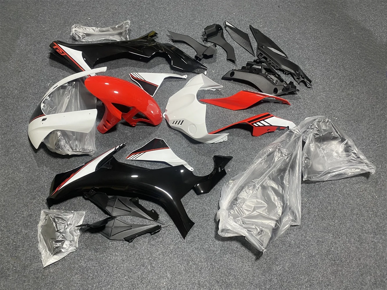 Motorcycle fairing kit suitable for R1 2015 2016 2017 2018 2019 YZF1000 15 16 17 18 19 Fairing black red motorcycle housing