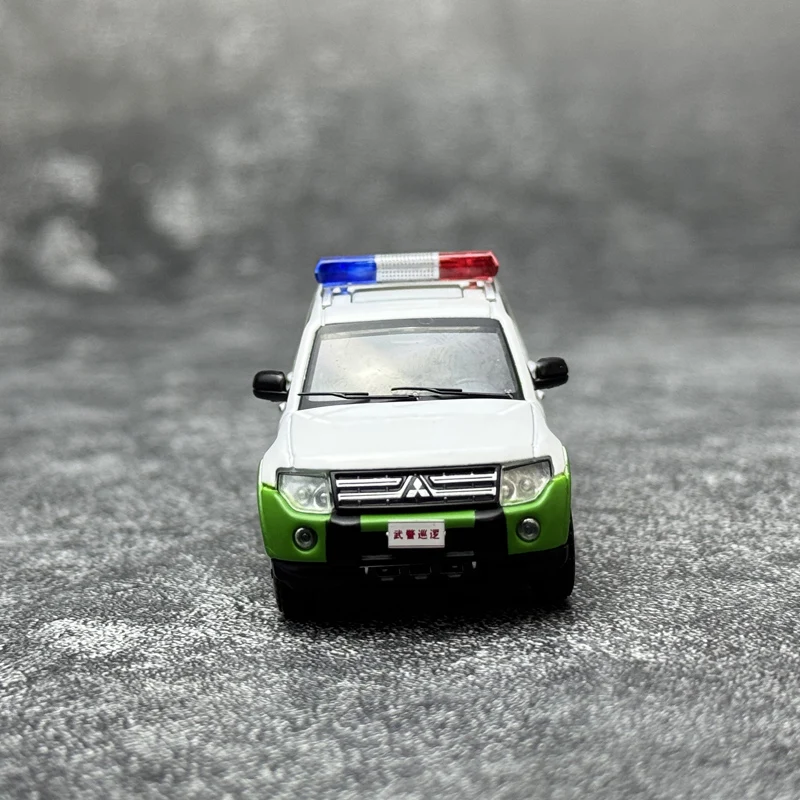 Stock 1:64 Pajero V97 coche patrulla de policía armado modelo de coche de aleación fundida, juguete de regalo de festival para niños, artículo decorativo para adultos.