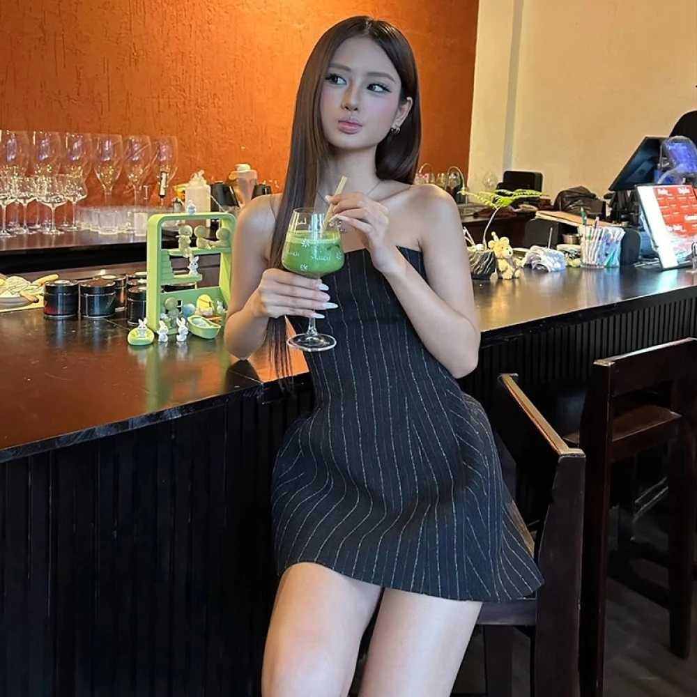 Sukienka mini SylCue w paski, patchworkowa, damska, nowa kolekcja wiosna 2026, wiązana na biuście, bez pleców, bez rękawów, słodka, dziewczęca, elegancka, dopasowana do ciała, w stylu streetwear.