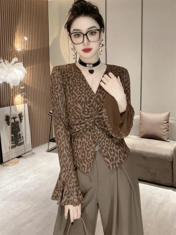 

Fall 2025 Women's V-ne T-irt Long Sve Leopard Print Bell Sve Base irt Top Knot Design Skin-friendly Breathable