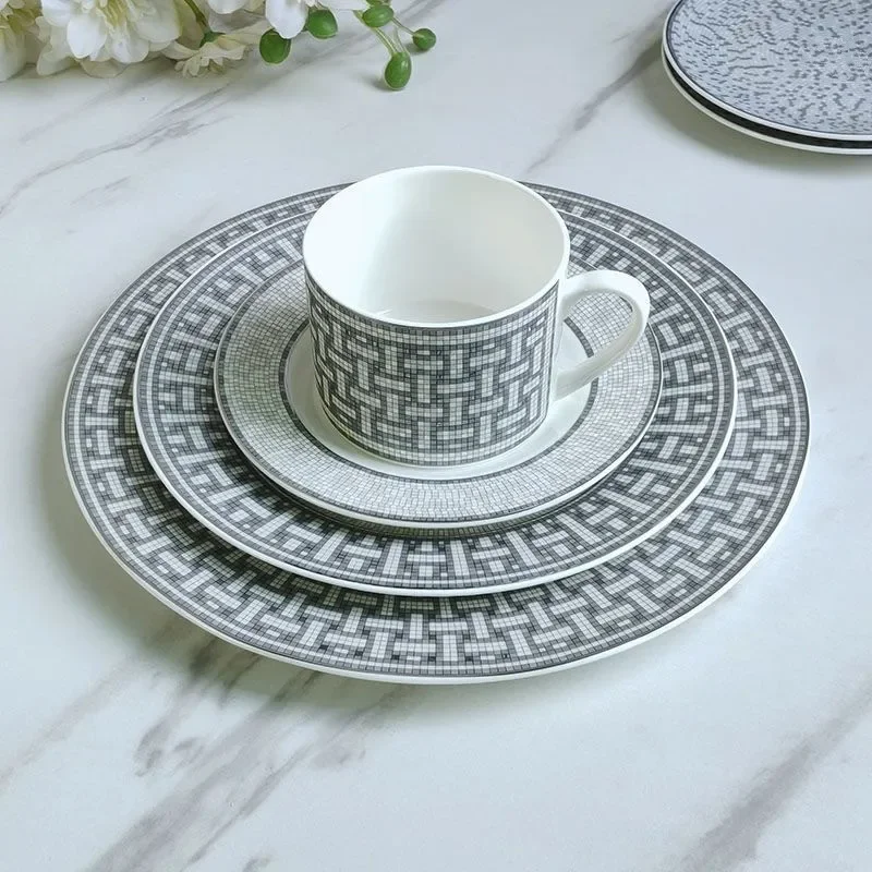 

Bone China Porcelain Plate H Coffee Cup Tableware Logo Mosaic Design Outline Gold Round Shape Steak Plate Wedding Dinner Cutlery