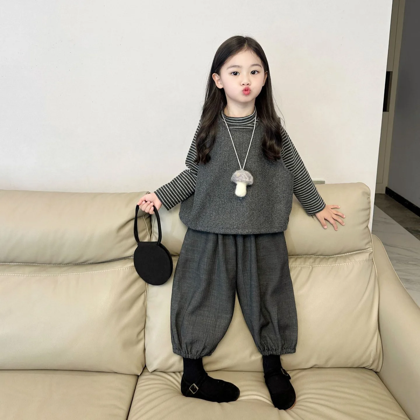 

Girls Suit 2024 Autumn New Childrens Wear Korean Style Girl Baby Foreign Style Vest T-shirt Casual Trouser Three-piece Set