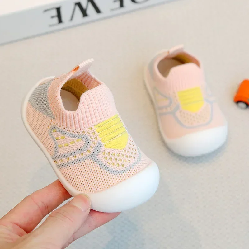 Sapatos e meias antiderrapantes com sola macia infantil, sapatos de bebê na moda, primavera e outono