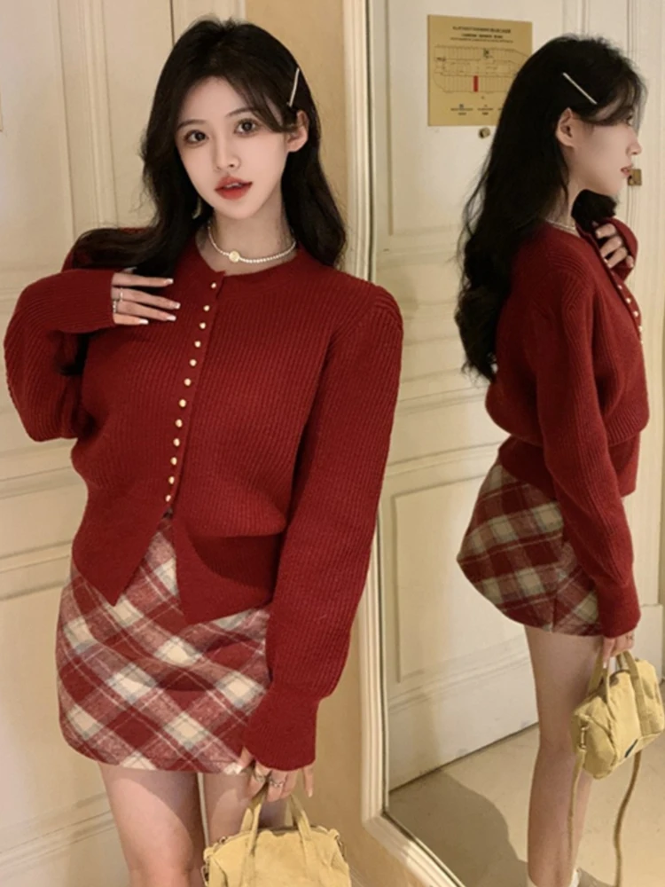 

Красный кардиган на пуговицах для женщин: весенне-осенний, зимний, свободный, уникальный, повседневный, универсальный, вязаный, верхняя одежда