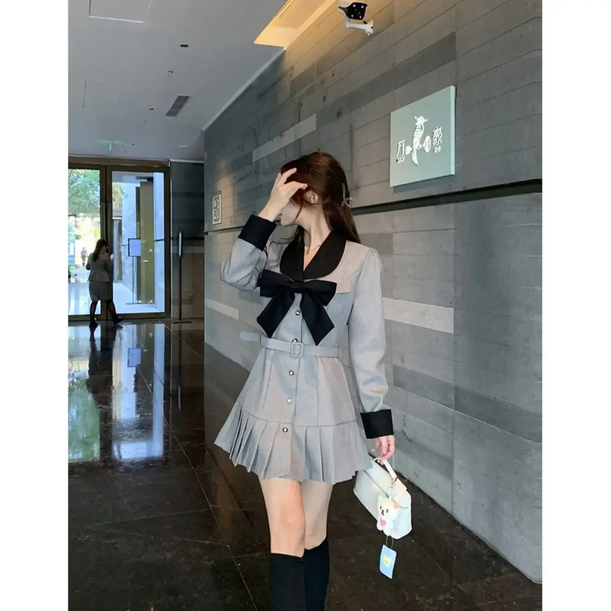 

Плиссированная юбка трапециевидной формы с длинными рукавами, маленькая ароматная юбка, новая осенне-зимняя французская талия Хепберн с завязкой