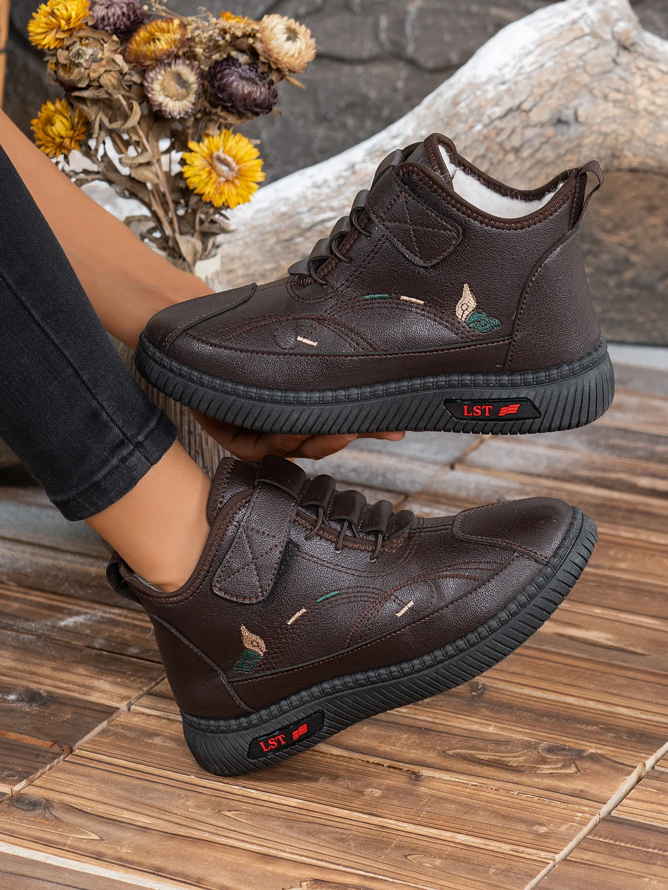 2026 Winter Damen Fleece-Gefütterte Leder-Stiefeletten Klettverschluss Stickerei Rutschfeste Weiche Gummisohle Warme Freizeitstiefel – Detail 8
