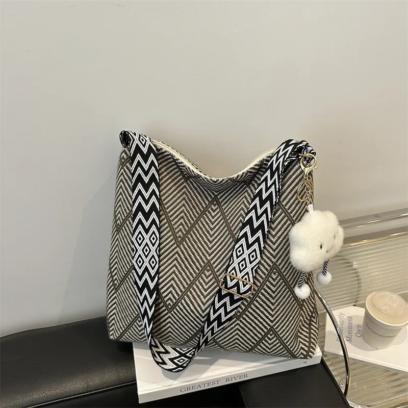 Large capacity women's canvas bag messenger bag commuter tote