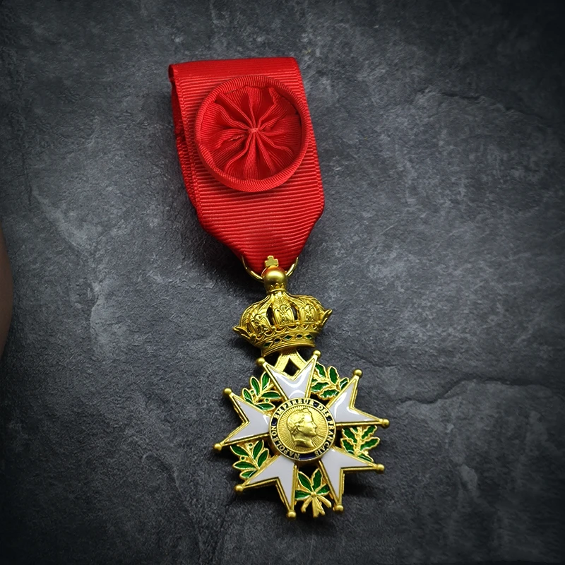 Réplicas de insignias de caballero de la Legión de Honor de Napoleón, emperador francés, y broches de ordenes caballerescas.