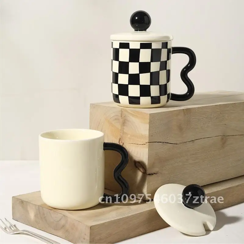 

Vintage Checkerboard Ceramic Mug with Lid And Handle 320ml Universal Coffee Cup for Office And Home Milk Cup