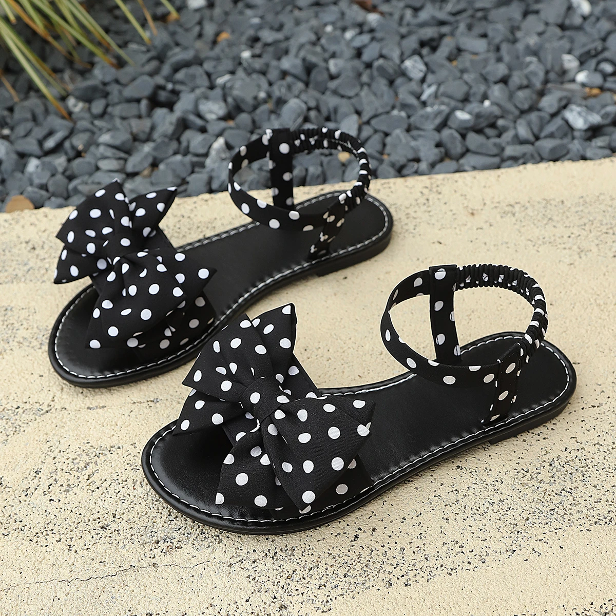 Sommerliche elegante runde Schmetterlings-Schleifen-Sandalen mit Polka Dots, sexy flache Sandalen, modische, meistverkaufte neue bequeme Damenschuhe in großen Größen – Detail 7