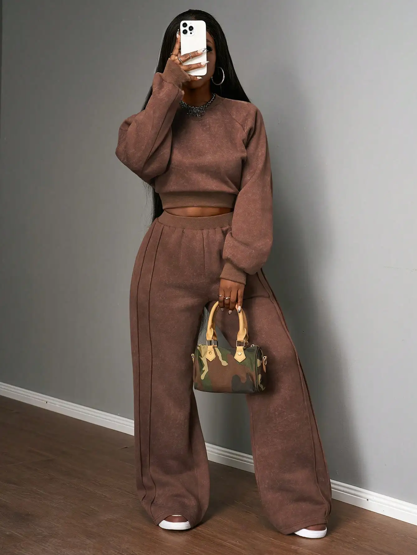 

Коричневый укороченный свитшот с длинными рукавами и брюки с широкими штанинами, свободный крой с карманами, зимний повседневный комплект из двух предметов