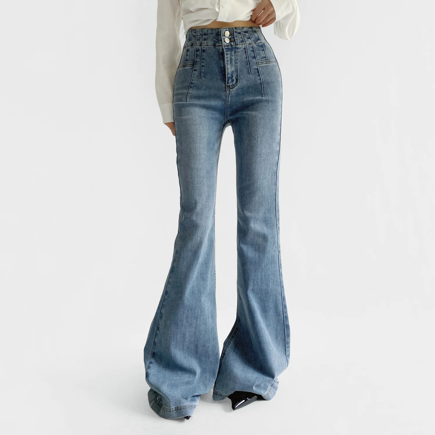 กางเกงยีนส์ทรงขาบานเอวสูง — ทรงเข้ารูปสไตล์วินเทจ ขาบานโดดเด่น (หลายสี)