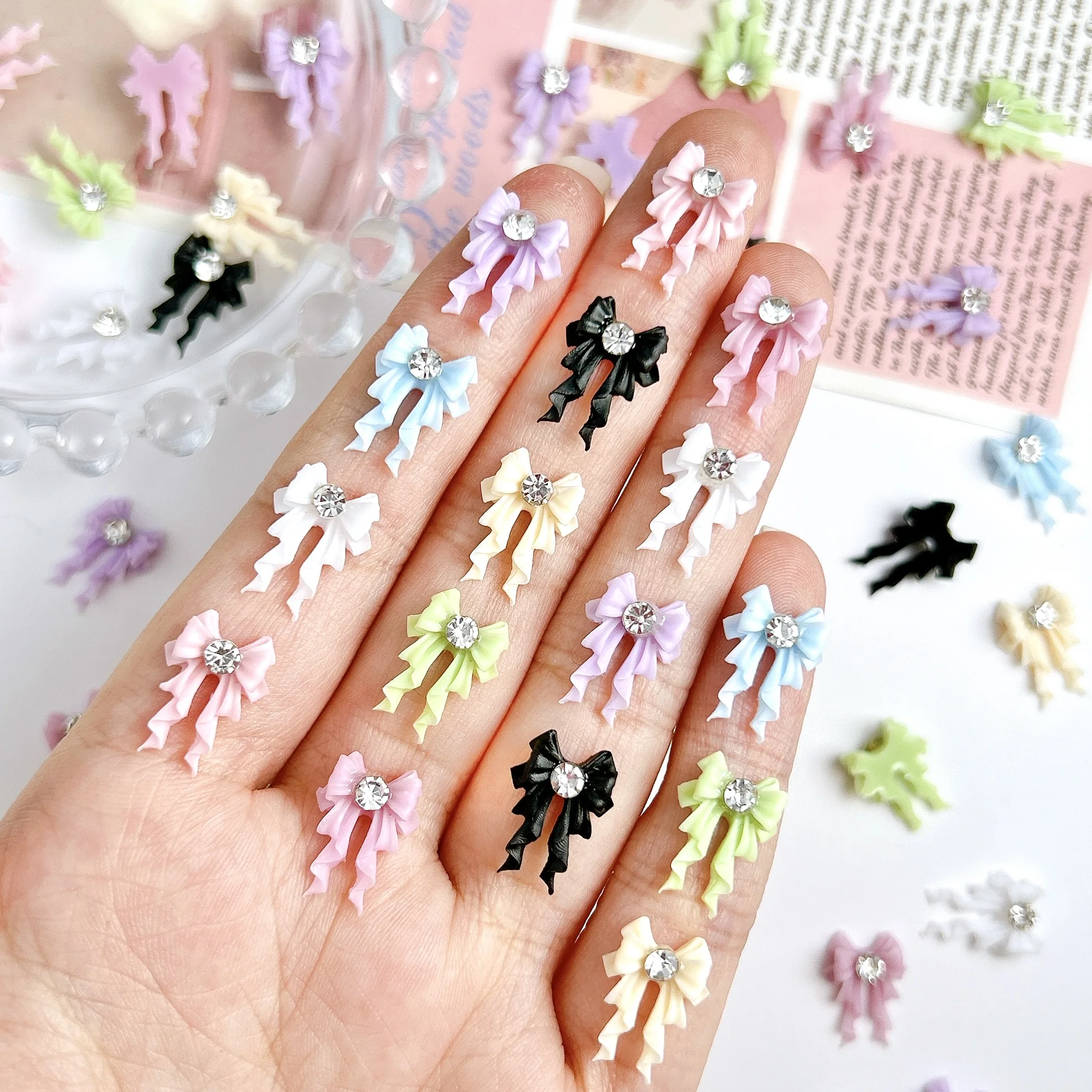 20PCS Multi-สี Minimalist ริบบิ้นโบว์เล็บ Charms หวาน MINI Rhinestones ฝังโค้งโบว์เรซิ่นตกแต่งเล็บ DIY