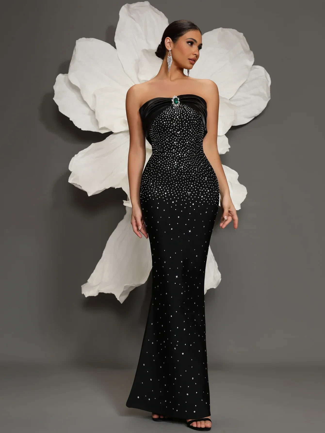 Schwarzes Röhrenoberteil-Verbandkleid, europäische und amerikanische Mode, elegantes Cocktailkleid, schmale Passform, luxuriöser Diamant-Hüft-Fischschwanzrock