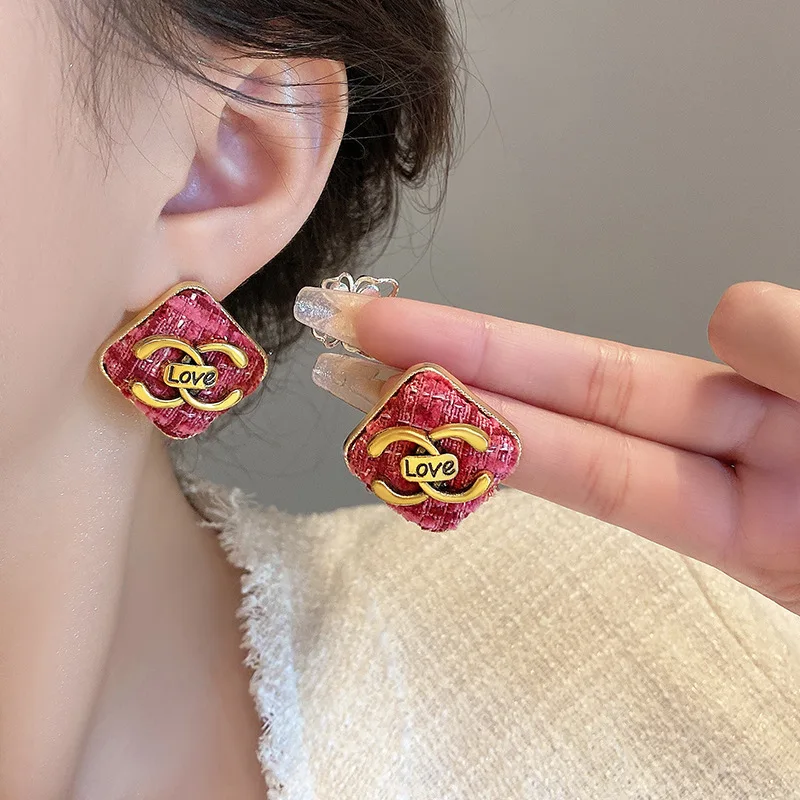 

French diamond-shaped rose red earrings, women's high-end feel, LOVE letter stud earrings, fashionable and elegant earrings