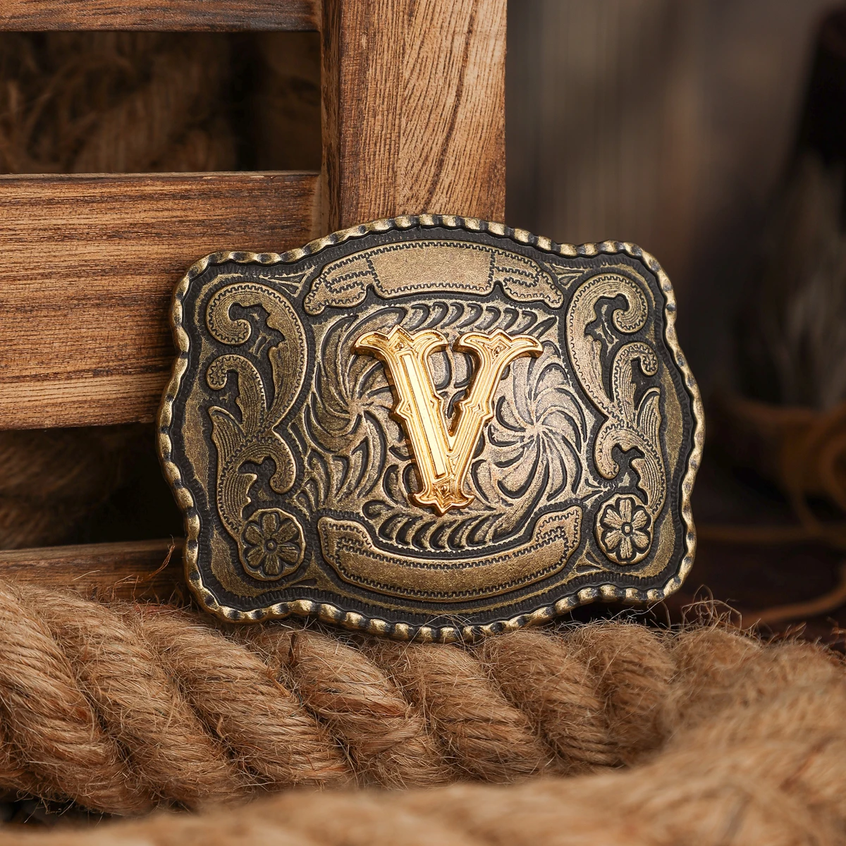 Eine Gürtelschnalle im Western-Stil, aus Metall, mit einer Retro-Gürtelschnalle und einer einzelnen Schnalle mit geprägten Buchstaben. – Detail 1