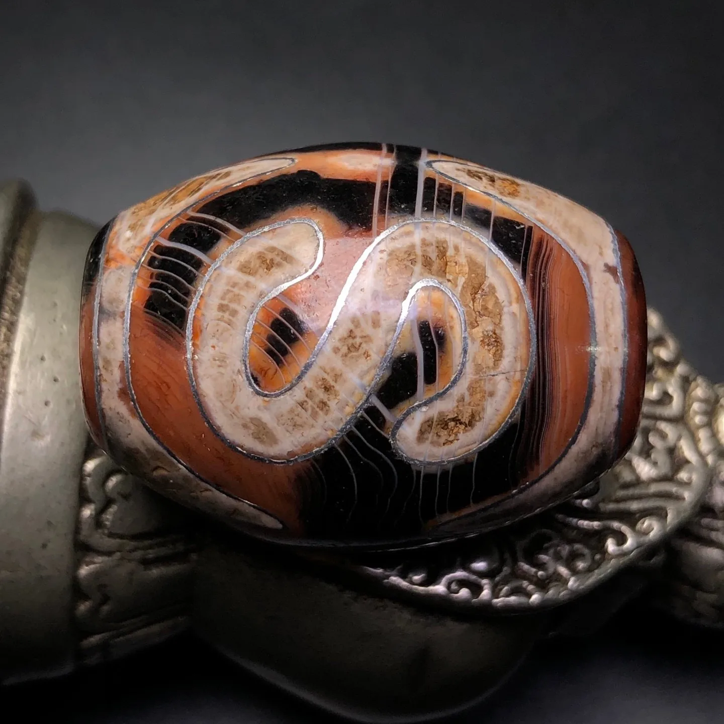 Tibetan Buddhism Agate Inlaid Silver Wire S Money Hook Dzi Bead Pendant Z1974