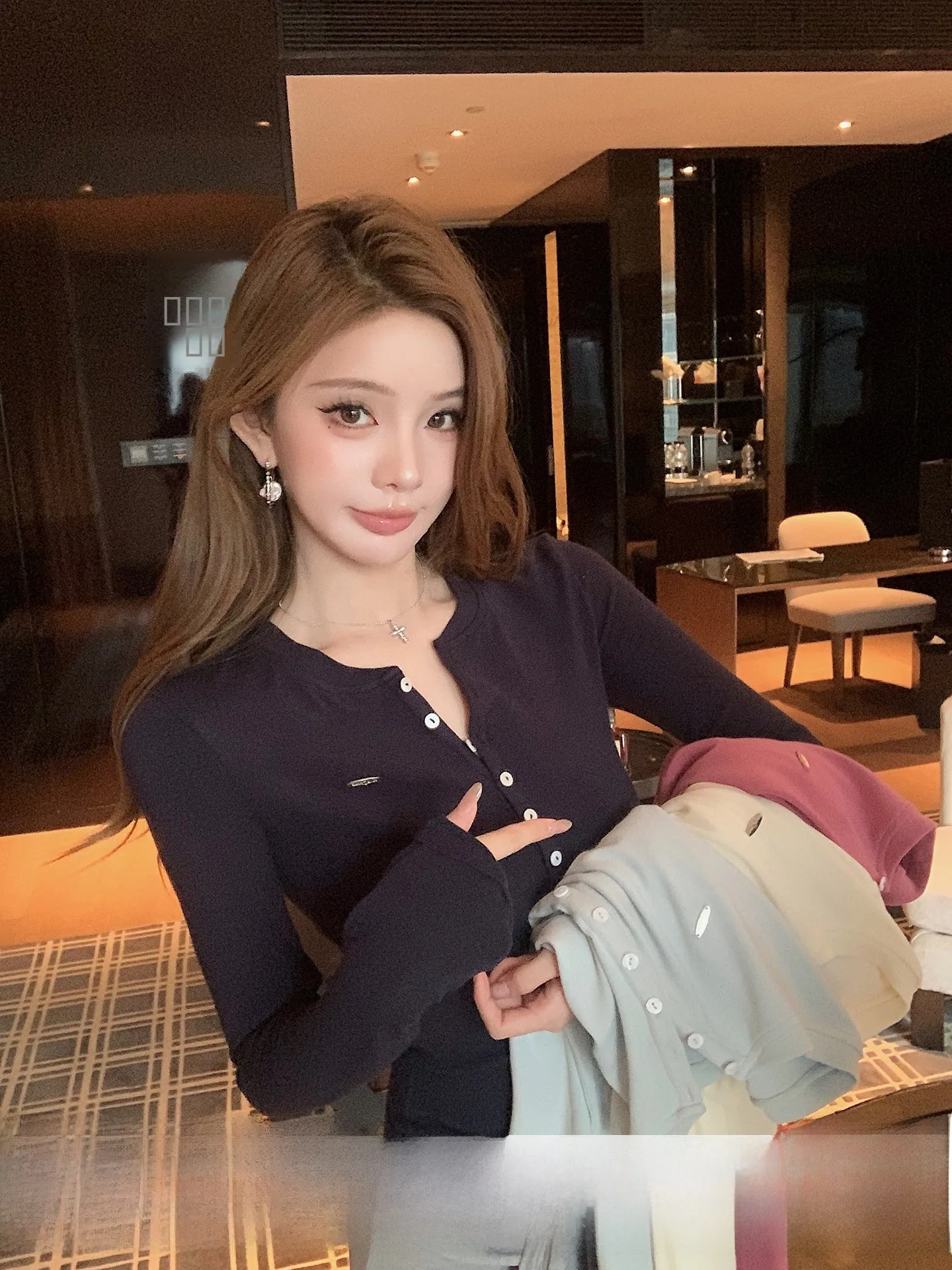 

Женская трикотажная футболка Ele Deep Blue, облегающая, весенняя новинка, универсальный простой топ, стильный топ для умных девушек Qiu Rouyao