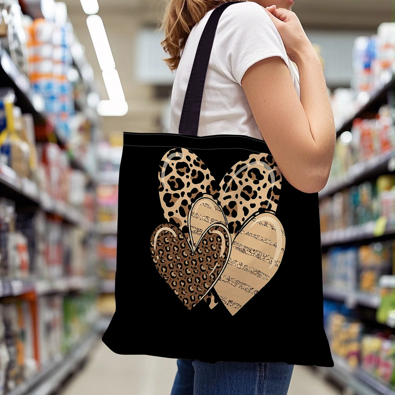 

A Single Bag with A Heart and Leopard Print Design, Ideal for Everyday Use, Shopping, Travel, and Leisure Activities