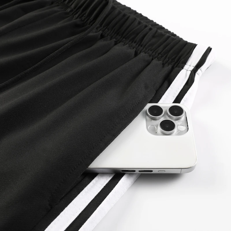 Herrenhose mit seitlichen Streifen, gerader Schnitt, Strickstoff, Fitness- und Jogginghose, Herrenhose mit elastischem Bund, Freizeitkleidung für den Frühling. – Detail 9