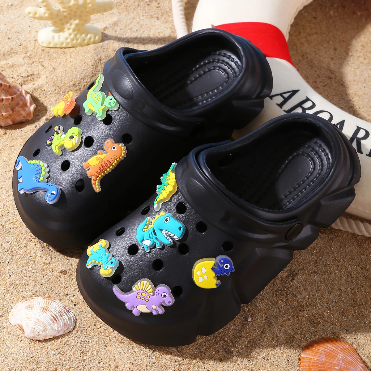 Atmungsaktive Freizeit-Clogs für Jungen mit leuchtender Cartoon-Dinosaurier-Dekoration, leichte Clogs für Dusche, Strand und Pool 3057 – Detail 25