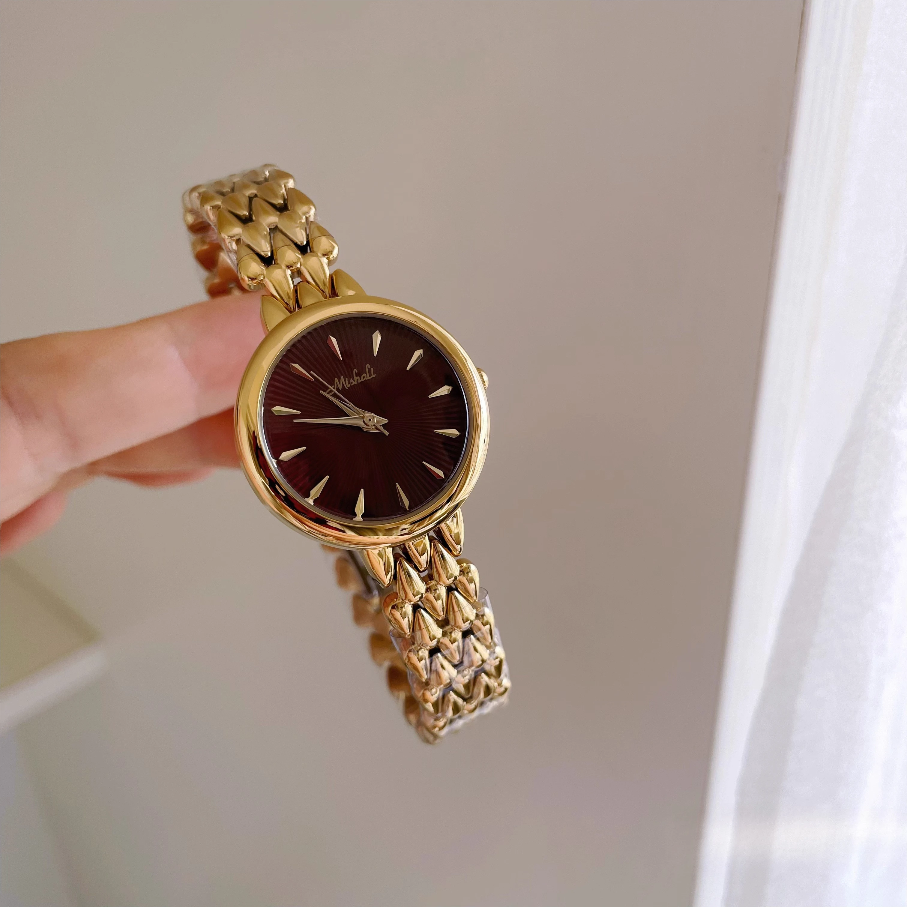 

New Retro-Style Burgundy Dial Small Round Women'S Watch, Fashionable And Trendy Quartz Women'S Watch2026 New Style Women'S Gift.