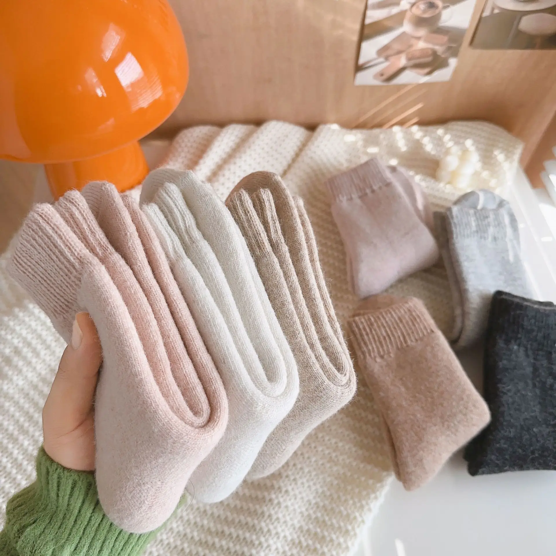 

Ladies' Socks Winter Fleece Thickened Warm Mid Tube Socks Solid Color Harajuku Japanese Comfortable Soft Floor Socks For Girl