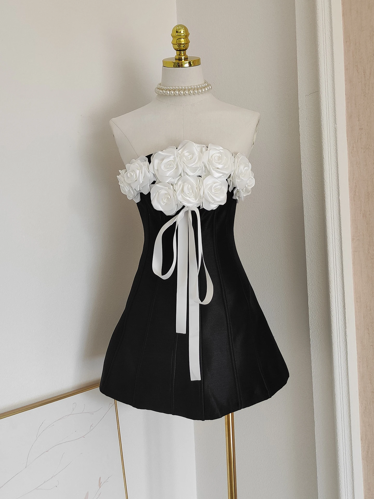 Französisches elegantes süßes Prominenten-Geburtstagspartykleid mit 3D-Blume, trägerlos, hohe Taille, Fischgrätenmuster, schlankes rosa kurzes Abendkleid für Damen