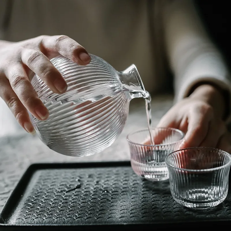 set-di-sake-in-vetro-trasparente-stile-giapponese-con-bordo-dorato-un-decanter-e-quattro-bicchieri-per-casa-bar-feste-e-regali