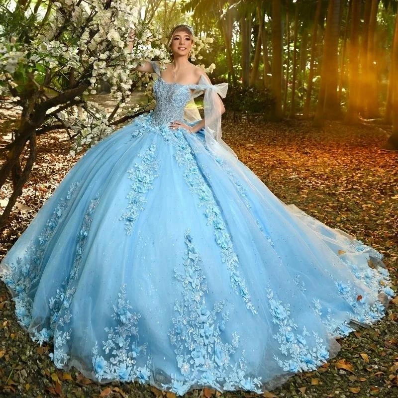 

Небесно-голубое блестящее платье принцессы Quinceanera, бальное платье с открытыми плечами, кружевная аппликация, цветок, бусины, бант, тюль, корсет, сладкое 16-летнее платье