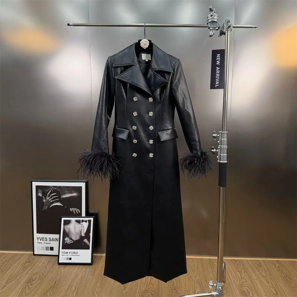 2025 Cappotto invernale in pelle da donna, design con nappe con diamanti e piume, giacca in pelle da donna, trench stile Y2K/reggiseno capispalla