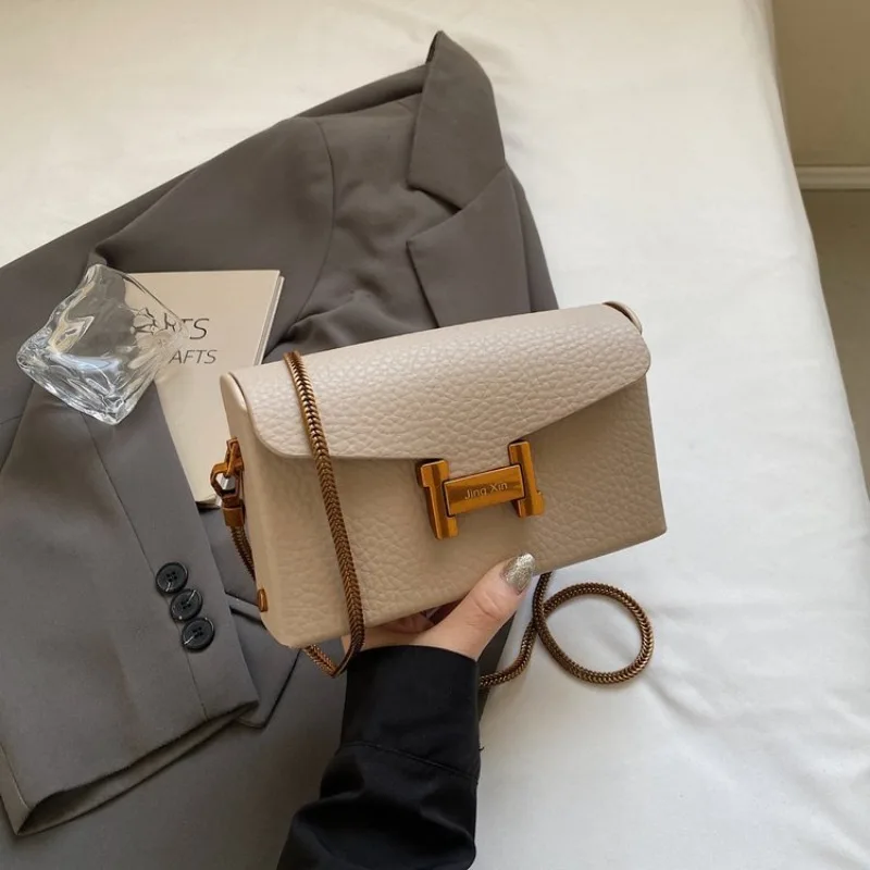 Elegancka torebka damska na ramię, wyrafinowany design na formalne okazje i specjalne wydarzenia, sofistikowana.