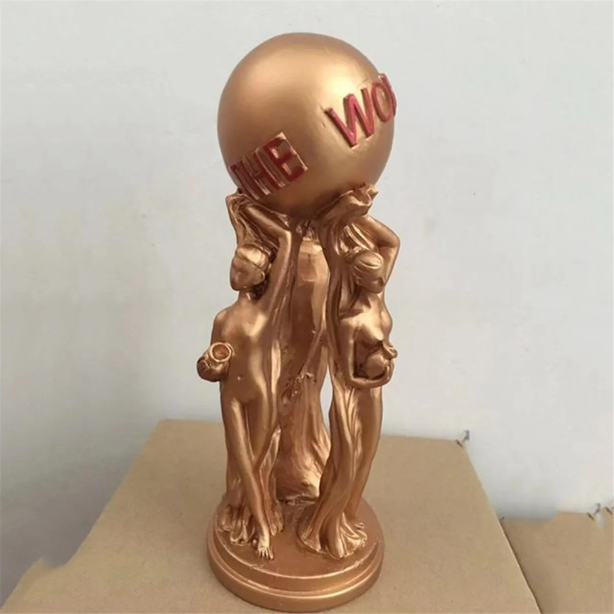 A97TThe World is Your Statue Trophy for Office Home Decoration Birthday Graduation Ceremony Resin Statue