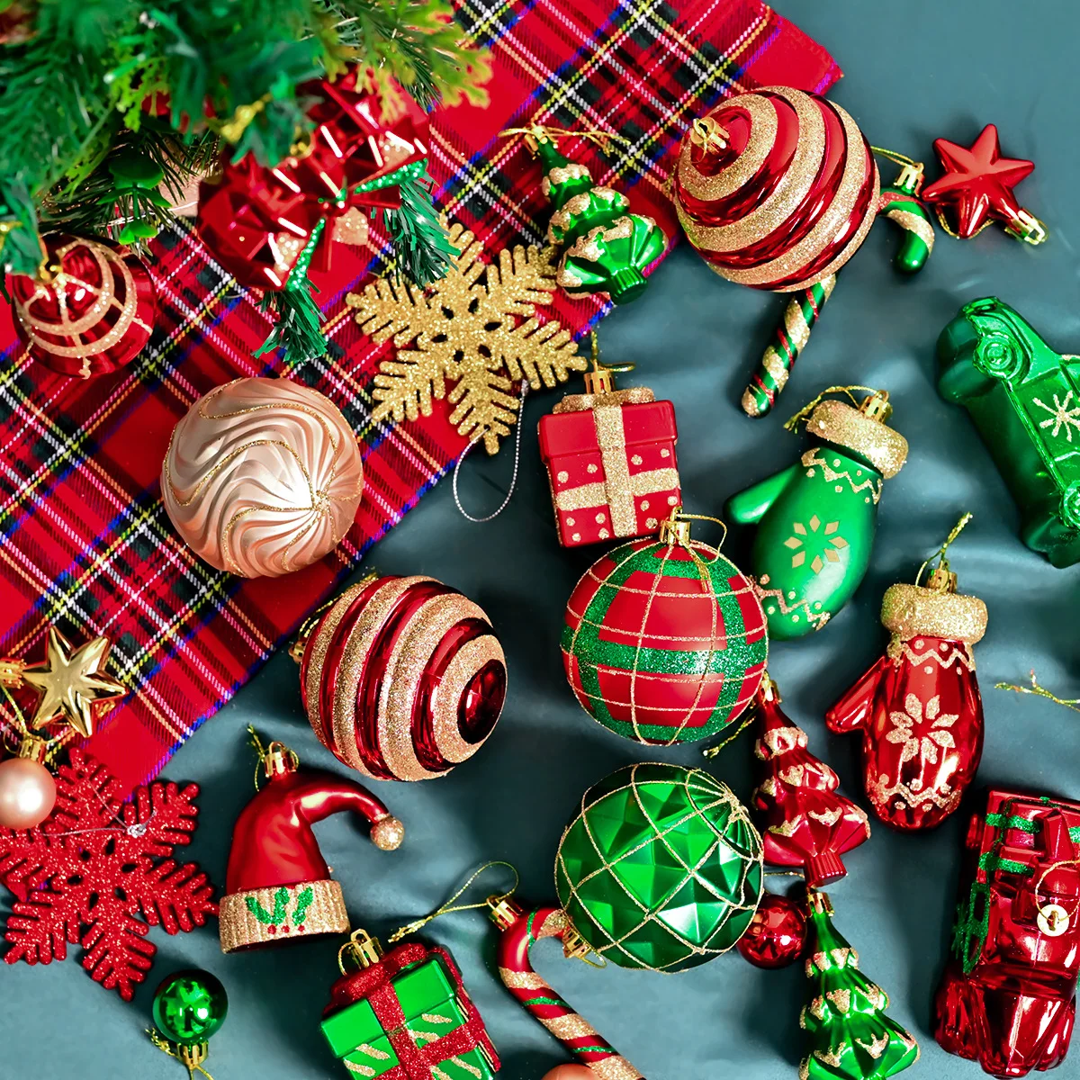 

Hand-Painted Unique Shaped Christmas Ornament Gift Box Plastic Ball Hanging Decoration for Christmas Tree