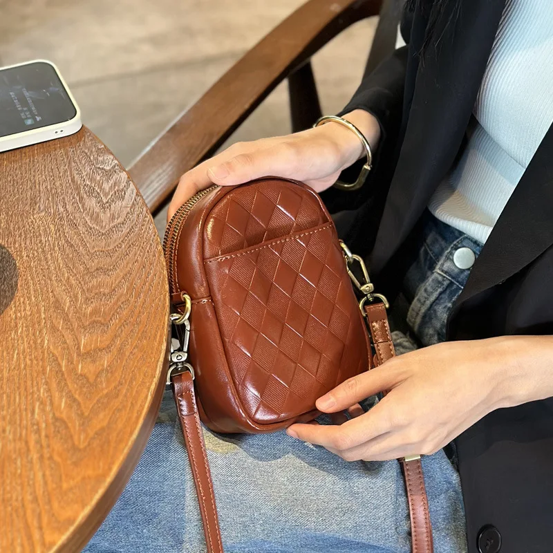 Mobile Phone Bag Female Crossbody2024New Style Textured Versatile Quilted Vertical Vegetable Tanned Leather Small Shoulder Bag f